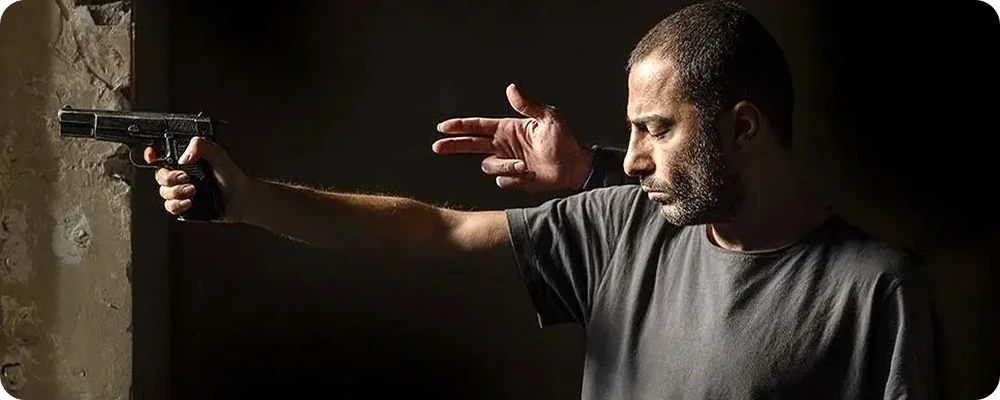 شب ، داخلی ، دیوار