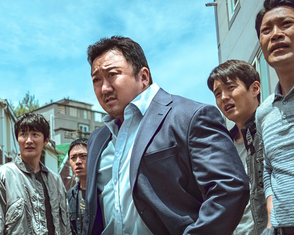 فیلم STREAMING (2025) وقتی Woo‑Sang پرونده قتل زنجیره‌ای معروف به «hemline murders» را بررسی میکند مثل ۲ فیلم قبلی جذاب و با صحنه های خنده دار همراه است.
